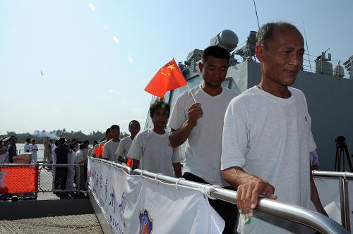 7月21日,在坦桑尼亞達(dá)累斯薩拉姆市港口,被索馬里海盜劫持長(zhǎng)達(dá)19個(gè)月的中國(guó)臺(tái)灣漁船“旭富一號(hào)”上的26名船員走下中國(guó)海軍“常州艦”。當(dāng)日,所有被劫持船員由中國(guó)海軍“常州艦”安全運(yùn)抵坦桑尼亞達(dá)累斯薩拉姆港,并獲臨時(shí)妥善安置。新華社記者 田野 攝