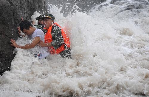 8月2日,臺(tái)州邊防官兵將被海水圍困的游客帶離危險(xiǎn)區(qū)域。當(dāng)日,在浙江省臺(tái)州市龍門(mén)港附近的礁石上,一名游客觀潮時(shí)被海水圍困。接到報(bào)警后,臺(tái)州邊防支隊(duì)礁山邊防派出所立即組織官兵救援,成功幫助游客脫險(xiǎn)。受今年第9號(hào)臺(tái)風(fēng)“蘇拉”影響,臺(tái)州沿海風(fēng)大浪急,臺(tái)州邊防支隊(duì)組織官兵深入轄區(qū),加強(qiáng)巡邏警戒,確保人民群眾生命財(cái)產(chǎn)安全。 新華社發(fā)(郟策 攝)