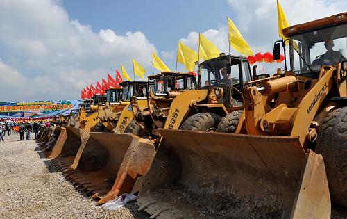 8月3日,工程車在云南麻昭高速公路開工儀式待命。新華社記者 藺以光 攝