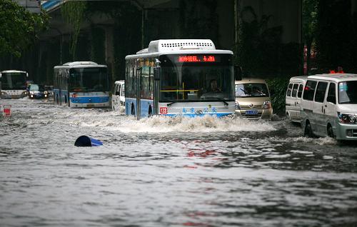 8月9日,車輛在積水的南京街頭行駛。當(dāng)日,受臺(tái)風(fēng)“???#8221;影響,南京遭受大暴雨襲擊,市區(qū)多處道路積水。新華社發(fā)(王新 攝)