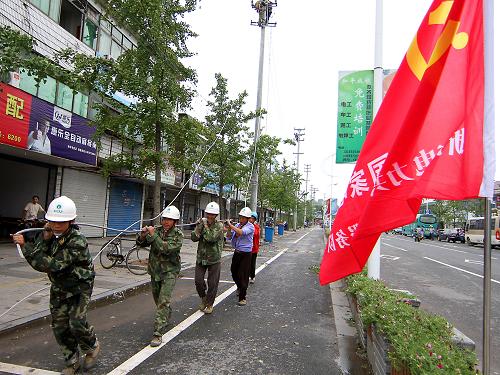 8月9日,長(zhǎng)興縣供電部門(mén)工作人員正在和平鎮(zhèn)搶修供電線路。新華社發(fā)(凌志峰 攝)