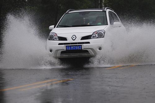 8月9日,一輛汽車在南京市內(nèi)積水路段上行駛。新華社發(fā)(沈鵬 攝)
