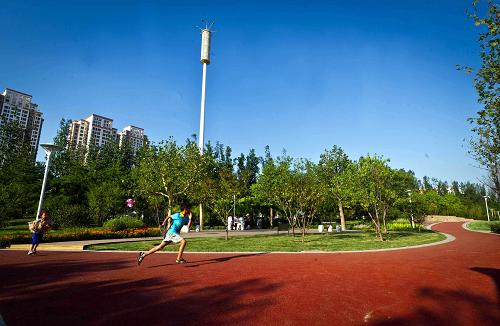 8月9日,兒童在河?xùn)|體育健身園內(nèi)的塑膠跑道上奔跑。新華社記者 岳月偉 攝
