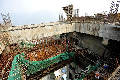 8月17日,工人在三峽升船機頂部平臺施工。新華社發(fā)(鄭家裕 攝)