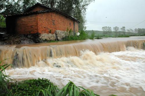 8月18日,在廣西防城港市上思縣叫安鄉(xiāng)那工村,一戶(hù)民居被洪水圍困。截至8月18日,在廣西防城港市,“啟德”共造成全市24個(gè)鄉(xiāng)鎮(zhèn)受災(zāi),受災(zāi)人口11萬(wàn)人,其中有1人死亡,2人失蹤。全市共倒塌房屋112間,農(nóng)作物受災(zāi)面積30多萬(wàn)畝,15條公路出現(xiàn)中斷,共造成經(jīng)濟(jì)損失約3.5億元。目前,當(dāng)?shù)匾艳D(zhuǎn)移群眾9800多人。新華社發(fā)(梁富盈 攝)