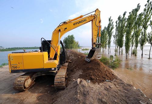 8月25日,在黃河寧夏段吳忠市境內(nèi),工作人員正在填土加固防洪堤。當(dāng)日,黃河寧夏段再次迎來超大流量,下河沿水文站最大流量超過3300立方米每秒,水位也持續(xù)上漲,寧夏沿黃10個(gè)市縣區(qū)不同程度受災(zāi),預(yù)計(jì)8月底,黃河寧夏段最大洪水流量將達(dá)每秒4000立方米。目前,針對(duì)災(zāi)害性天氣頻發(fā)等情況,寧夏已在全區(qū)范圍緊急啟動(dòng)防汛Ⅲ級(jí)應(yīng)急響應(yīng),沿黃市區(qū)縣加強(qiáng)黃河河勢(shì)變化和工程觀測(cè),對(duì)沿河灘區(qū)進(jìn)行清理,制定可能受洪水威脅人員緊急撤離措施和方案,加密對(duì)黃河險(xiǎn)工段巡堤查險(xiǎn)力度,確保黃河安全度汛和群眾生命財(cái)產(chǎn)安全。新華社記者彭昭之?dāng)z