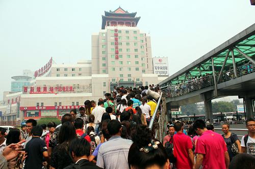 8月26日,北京西站人頭攢動(dòng)。當(dāng)日是今年暑運(yùn)的最后一個(gè)雙休日,伴隨各大高校陸續(xù)開學(xué),北京鐵路迎來了暑運(yùn)返程客流高峰。8月25日,北京西站到站人數(shù)突破15萬人次,比平時(shí)多出4萬人次。新華社發(fā)(王全超 攝)