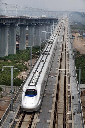 8月26日,一列動(dòng)車(chē)組列車(chē)行駛在石武客運(yùn)專(zhuān)線跨隴海鐵路大橋上。當(dāng)日,石家莊至武漢客運(yùn)專(zhuān)線鄭州至武漢段正式轉(zhuǎn)入運(yùn)行試驗(yàn)階段。運(yùn)行試驗(yàn)以實(shí)際列車(chē)運(yùn)行圖為基礎(chǔ),進(jìn)行包括運(yùn)行圖參數(shù)測(cè)試、故障模擬和應(yīng)急演練等在內(nèi)的運(yùn)行試驗(yàn)。石家莊至武漢客運(yùn)專(zhuān)線設(shè)計(jì)時(shí)速350公里,正線全長(zhǎng)840.7公里。鄭州至武漢段為石武客專(zhuān)的一部分,設(shè)有鄭州東、許昌東、漯河西、駐馬店西、明港東、信陽(yáng)東、孝感北、橫店?yáng)|和武漢共9個(gè)車(chē)站,正線全長(zhǎng)482.7公里。預(yù)計(jì)9月底具備開(kāi)通運(yùn)營(yíng)條件。新華社發(fā)(祝慶 攝)