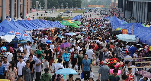 8月26日,長春農(nóng)博會最后一天的現(xiàn)場人頭攢動(dòng)。當(dāng)日,第十一屆長春農(nóng)博會落下帷幕。190萬人次的觀眾量創(chuàng)下歷屆之最,不少展區(qū)幾乎天天出現(xiàn)“爆棚”現(xiàn)象。據(jù)悉,本屆農(nóng)博會期間,吉林省與國內(nèi)外政商各界洽談簽訂經(jīng)貿(mào)合作項(xiàng)目110項(xiàng)、簽約合同金額超過233億元,經(jīng)貿(mào)交流合作成果再創(chuàng)歷屆展會之最。新華社發(fā)(張楠 攝)