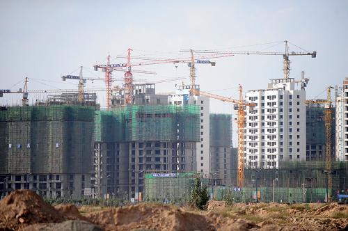 蘭州新區(qū)內(nèi)的一片住宅小區(qū)建設(shè)工地(8月28日攝)。8月29日,記者從甘肅省人民政府辦公廳獲悉,日前,國務(wù)院已正式批復(fù)同意設(shè)立蘭州新區(qū)。蘭州新區(qū)位于蘭州北部秦王川盆地,地處蘭州、西寧、銀川三個省會城市共生帶的中間位置,是國家規(guī)劃建設(shè)的綜合樞紐,規(guī)劃面積806平方公里,現(xiàn)有總?cè)丝?0萬人。新區(qū)的建設(shè)將對推動蘭州市建設(shè)成為西北地區(qū)重要的經(jīng)濟增長極、國家重要的產(chǎn)業(yè)基地、向西開放的重要戰(zhàn)略平臺和承接產(chǎn)業(yè)轉(zhuǎn)移示范區(qū),在帶動甘肅及周邊地區(qū)發(fā)展、深入推進西部大開發(fā)、促進我國向西開放中發(fā)揮更大作用。新華社記者 張錳 攝
