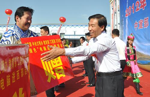 8月29日,內(nèi)蒙古自治區(qū)阿拉善盟蒙古族完全中學(xué)校長(zhǎng)恩克哈達(dá)(左)等代表受贈(zèng)學(xué)校,從中央文明辦有關(guān)負(fù)責(zé)人手中接收所贈(zèng)電腦。 8月29日,由中央宣傳部、中央文明辦、教育部、工業(yè)和信息化部、文化部聯(lián)合組織實(shí)施的2012年“綠色”電腦進(jìn)西部活動(dòng)電腦贈(zèng)送儀式在內(nèi)蒙古自治區(qū)阿拉善盟舉行。7萬臺(tái)安裝了綠色上網(wǎng)過濾軟件的臺(tái)式電腦將再次進(jìn)入中西部地區(qū)的中小學(xué)校、鄉(xiāng)鎮(zhèn)和社區(qū)文化站,專項(xiàng)用于建設(shè)公益性網(wǎng)絡(luò)平臺(tái)。這些“綠色”電腦能夠有效攔截不良信息、過濾不良網(wǎng)站、控制上網(wǎng)時(shí)間,幫助廣大青少年和群眾文明安全上網(wǎng)。據(jù)介紹,由中央宣傳部、中央文明辦等5部委聯(lián)合組織實(shí)施的“綠色”電腦進(jìn)西部活動(dòng)已連續(xù)開展4年,累計(jì)向我國(guó)中西部的21個(gè)?。▍^(qū)、市)和新疆生產(chǎn)建設(shè)兵團(tuán)贈(zèng)送了26.3萬臺(tái)“綠色”電腦。新華社發(fā)(楊靈濤攝)