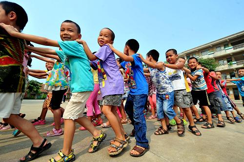 8月29日,在南寧-東盟經(jīng)濟開發(fā)區(qū)中心小學,剛入學的一年級學生做完課間操后,“開火車”回教室。新華社記者黃孝邦攝