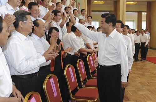 8月24日至29日,中共中央政治局常委、全國政協(xié)主席賈慶林先后來到甘肅酒泉、嘉峪關(guān)、張掖、蘭州等地調(diào)研。這是8月28日賈慶林在蘭州看望甘肅省政協(xié)、統(tǒng)戰(zhàn)部機關(guān)干部及各民主黨派、工商聯(lián)負責(zé)人。 新華社記者 張鐸 攝