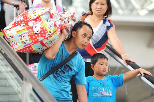 8月31日,一位家長(zhǎng)帶著孩子進(jìn)站。新華社記者 杜宇 攝