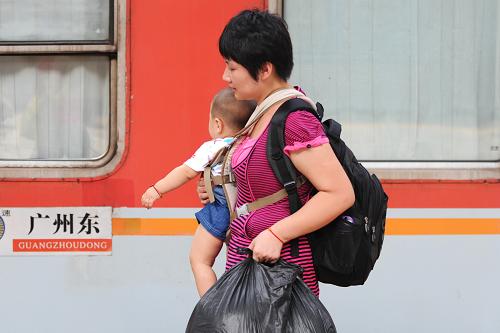 8月31日,在合肥火車(chē)站站臺(tái)上,一位家長(zhǎng)帶著孩子準(zhǔn)備上車(chē)。新華社記者 杜宇 攝