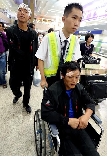 8月31日,遇險負傷的中國船員李波(左一)、張順利(前)正在走出上海浦東國際機場到達出口。 當日16點35分,發(fā)生在韓國濟州島的中國漁船觸礁事故中獲救的16名中國船員乘坐東航MU503R航班順利抵達上海浦東國際機場。據(jù)悉,8月28日,受臺風“布拉萬”影響,兩艘中國漁船在韓國濟州島南部沿岸海域遇險,兩船共33人。接報后,交通運輸部東海救助局立即指令在北鼎星島附近海域待命的大馬力專業(yè)救助船“東海救115”輪前往濟州島協(xié)助韓國海警進行救助。目前,33名船員中有18人獲救,確認9人遇難、6人失蹤。新華社記者 陳飛 攝
