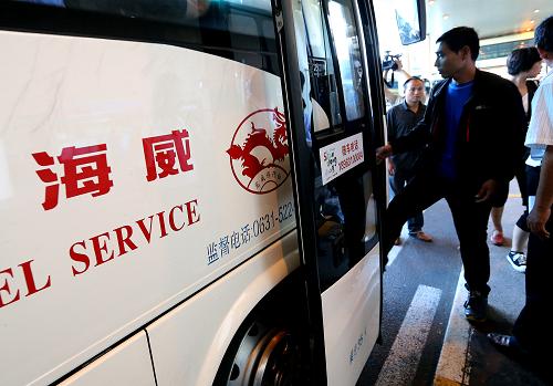 8月31日,遇險負傷的中國船員抵達上海浦東國際機場后乘坐大巴前往威海。新華社記者 陳飛 攝