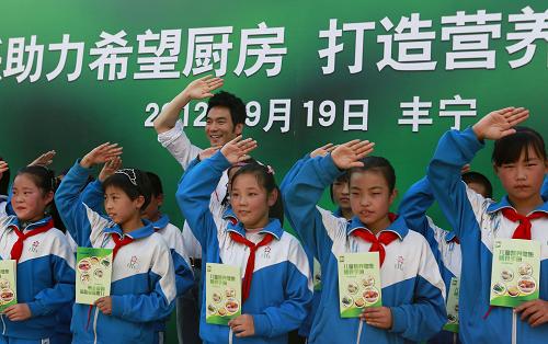 9月19日,愛心企業(yè)品牌形象代言人林依輪(后排)與小學(xué)生們一起在捐贈(zèng)儀式上。當(dāng)日,河北省承德市豐寧縣湯河中心小學(xué)的學(xué)生們獲贈(zèng)《兒童營(yíng)養(yǎng)膳食手冊(cè)》。從今年6月起,中國(guó)青基會(huì)聯(lián)合愛心企業(yè)攜手開展“農(nóng)村兒童營(yíng)養(yǎng)健康計(jì)劃”,向河北、湖南、安徽、寧夏四省區(qū)的100所農(nóng)村小學(xué)贈(zèng)送營(yíng)養(yǎng)膳食手冊(cè),幫助農(nóng)村兒童樹立科學(xué)的膳食理念。新華社記者 任正來 攝