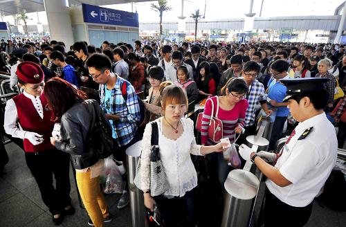 9月29日,旅客在天津火車站候車大廳內(nèi)檢票進站。當日,天津火車站迎來“雙節(jié)”首個客流高峰日,預計全天發(fā)送旅客達12萬人次,上下車旅客將超過20萬人次。9月30日至10月7日,天津站客流量預計將達到150萬人次。京津城際列車將在現(xiàn)有全天開行80對的基礎(chǔ)上增至100對。鐵路部門還將根據(jù)當天的情況進行判斷,是否加開更多京津城際列車,最大限度滿足旅客出行需要。新華社發(fā)(楊寶森 攝)