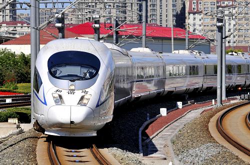 9月29日,一列京津城際列車駛?cè)胩旖蛘尽P氯A社發(fā)(楊寶森 攝)