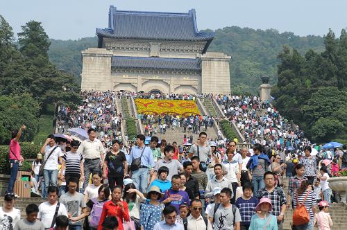 10月4日,游客在中山陵景區(qū)參觀游覽。 9月30日至10月3日期間,中山陵風(fēng)景區(qū)創(chuàng)下連續(xù)4天累計(jì)接待游客74.5萬(wàn)的歷史紀(jì)錄。面對(duì)超大客流,中山陵風(fēng)景區(qū)管理局采取車(chē)輛單向循環(huán)行駛、游客分流、利用志愿者服務(wù)等措施充分應(yīng)對(duì),確保景區(qū)游覽保持平穩(wěn)有序。新華社發(fā) (沈鵬 攝)