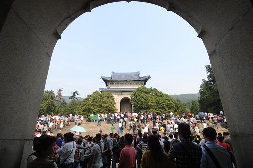 10月4日,游客在中山陵景區(qū)參觀游覽。