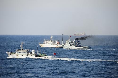 10月19日,在演習(xí)中,東海艦隊拖船對“受損船只”實施應(yīng)急拖帶。 當(dāng)日上午,東海艦隊聯(lián)合農(nóng)業(yè)部東海區(qū)漁政局、國家海洋局東海分局在舟山以東的??沼?,組織進(jìn)行“東海協(xié)作—2012”軍地聯(lián)合海上維權(quán)演習(xí)。這是年度計劃安排內(nèi)所進(jìn)行的例行性演習(xí)。東海艦隊和海監(jiān)、漁政部門11艘艦船、8架各型飛機1000余人參加這次演習(xí),兵力出動規(guī)模是近幾年最大的一次。 演習(xí)包括軍地指揮協(xié)同,海軍艦艇、飛機對維權(quán)執(zhí)法船實施支援掩護,直升機搜救落水人員、轉(zhuǎn)運傷員,海軍兵力支援遇險船只損管并拖帶,編隊運動等。 新華社發(fā)(孫利攝)