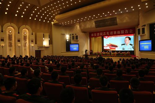 圖為報告會現(xiàn)場(10月19日攝)。 當(dāng)日,由中宣部、總政治部、總裝備部、中國工程院組織的林俊德同志先進事跡報告會在北京人民大會堂舉行。林俊德院士是我國爆炸力學(xué)與核試驗工程領(lǐng)域的著名專家,他扎根邊疆52年,參加了我國全部核試驗任務(wù),曾獲國家、軍隊科技進步獎和發(fā)明獎30多項,為國防和軍隊現(xiàn)代化建設(shè)作出了卓越貢獻。在住院治療期間,他依然堅持工作,戰(zhàn)斗到生命最后一刻,生動詮釋了偉大的“兩彈一星”精神和馬蘭精神,是當(dāng)代革命軍人核心價值觀的時代楷模。 新華社記者 王建民 攝