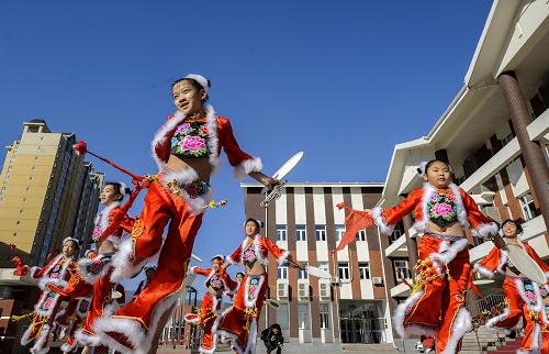 10月30日,北京實(shí)驗(yàn)二小永定分校的同學(xué)們在進(jìn)行京西太平鼓演示。據(jù)了解,京西太平鼓是流傳在門頭溝地區(qū)的民間舞蹈形式,于2006年被列入第一批國家級非物質(zhì)文化遺產(chǎn)名錄。北京實(shí)驗(yàn)二小永定分校通過《百個(gè)故事》、《舞蹈》等校本課程讓學(xué)生了解京西太平鼓的發(fā)展歷史,并傳承優(yōu)秀的文化遺產(chǎn)。新華社記者張宇攝