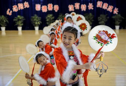 10月30日,北京實(shí)驗(yàn)二小永定分校的同學(xué)們在進(jìn)行京西太平鼓練習(xí)。新華社記者張宇攝