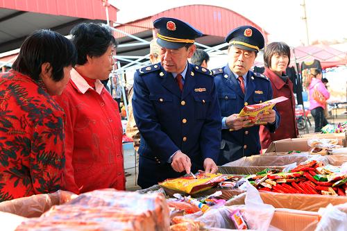10月31日,在即墨市鰲山衛(wèi)鎮(zhèn)集市上,工商執(zhí)法人員在向村民介紹如何識別“問題食品”,鼓勵群眾一旦發(fā)現(xiàn)及時舉報。新華社記者李紫恒攝