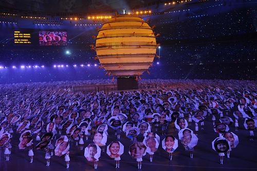 2008年8月8日晚8時,第29屆夏季奧林匹克運動會在國家體育場——“鳥巢”隆重開幕。這是開幕式上的大型文藝表演《美麗的奧林匹克》。100多個國家和地區(qū)的政要出席北京奧運會開閉幕式,204個國家和地區(qū)的1.6萬名運動員相聚北京,刷新了38項世界紀錄、85項奧運會紀錄。國際奧委會主席羅格評價說:這是一屆真正的無與倫比的奧運會!黨的十六大以來的10年,中國再一次向世界表明,中國的發(fā)展是和平的發(fā)展,中國對經(jīng)濟全球化條件下自身發(fā)展的認識更加豐富,中國積極維護世界和平,中國日益成為解決國際地區(qū)熱點問題的建設性參與者,成為拉動世界經(jīng)濟增長的重要貢獻者。繼往開來的10年顯示了中國堅定走和平發(fā)展道路取得的輝煌成就。“面向未來,中國將堅定不移做和平發(fā)展的實踐者、共同發(fā)展的推動者、多邊貿(mào)易體制的維護者、全球經(jīng)濟治理的參與者。”中國向世界表明,一個改革開放的中國,一個繁榮發(fā)展的中國,一個和諧穩(wěn)定的中國,必將為世界做出新的更大貢獻。 新華社記者 劉大偉 攝