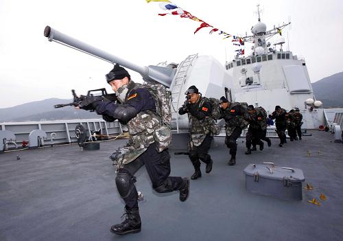 2008年12月25日,即將隨軍艦出征亞丁灣、索馬里海域執(zhí)行護航任務的中國海軍特戰(zhàn)隊員,在“???#8221;號導彈驅(qū)逐艦上進行反海盜訓練。 從2009年1月6日,中國海軍首批護航編隊抵達亞丁灣到目前,中國海軍護航編隊先后與俄羅斯、韓國、巴基斯坦等國海軍舉行了聯(lián)合演練,密切了交流合作,強化了協(xié)同能力,增進了理解互信。3年多來,中國海軍護航編隊解救遭海盜追擊的外國船舶,接護被海盜劫持后獲釋的外國船舶,為外國船舶提供油料、淡水、食品補給和醫(yī)療援助,忠實履行了國際人道主義義務。新華社記者查春明攝