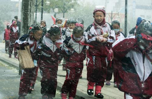 11月2日,在甘肅省武威市街頭,小學(xué)生們冒雪步行回家。 當(dāng)日,新疆北部和東部、祁連山北部等部分地區(qū)出現(xiàn)小到中雪或雨夾雪,其中,新疆北部和東部、內(nèi)蒙古西部、甘肅西北部等地有明顯降溫,同時伴有5~7級偏北風(fēng)。中央氣象臺預(yù)計(jì),未來三天,西北地區(qū)東部及以東地區(qū)將出現(xiàn)大范圍雨雪天氣。新華社發(fā)(姜愛平 攝)