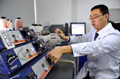 11月18日,工作人員在山東省農(nóng)科院黃淮海平原農(nóng)業(yè)環(huán)境重點(diǎn)實(shí)驗(yàn)室做有機(jī)肥中有機(jī)質(zhì)測(cè)試實(shí)驗(yàn)。新華社記者 郭緒雷 攝