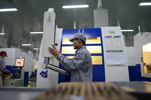 11月17日,工人在江西靖安杰浩硬質(zhì)合金工具公司操作數(shù)控機(jī)床。這是一家近年來引進(jìn)的高科技環(huán)保企業(yè)。新華社記者 周密 攝