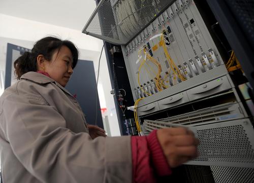 11月19日,參與蘭州鐵路樞紐北編組站施工的工人高愛迪在指揮樓內(nèi)安裝鐵路通訊設(shè)備。新華社記者 聶建江 攝