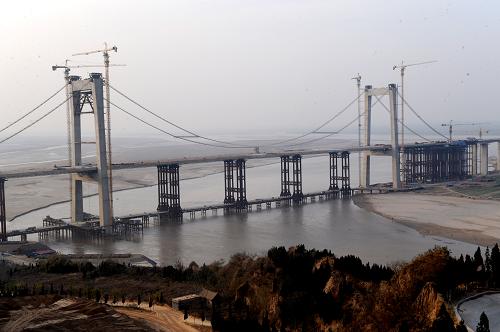 這是主體貫通的鄭州桃花峪黃河大橋。近日,鄭州桃花峪黃河公路大橋主體橋面工程全線貫通。鄭州桃花峪黃河公路大橋是河南鄭州市境內(nèi)規(guī)劃的第四座跨黃河公路大橋,設計全長7691.5米,全線采用雙向六車道高速公路技術標準,工程計劃于2013年底完工。新華社記者 朱祥 攝