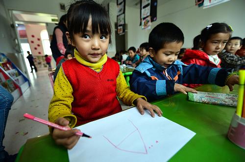 11月15日,青海黃南州幼兒園的孩子在繪畫課上畫畫。近年來,青海黃南藏族自治州認真落實三江源地區(qū)學(xué)前教育政策,建立健全政府主導(dǎo)、社會參與、民辦公助、村辦公助的辦園體制,將學(xué)前教育納入教育總體發(fā)展規(guī)劃。今年,黃南藏族自治州共投入資金4725萬元建設(shè)幼兒園74所,建設(shè)面積8萬平方米。目前,全州已開辦幼兒園106所,在園幼兒近7000人,全州學(xué)前教育入園率達到88%。新華社發(fā)(吳剛 攝)