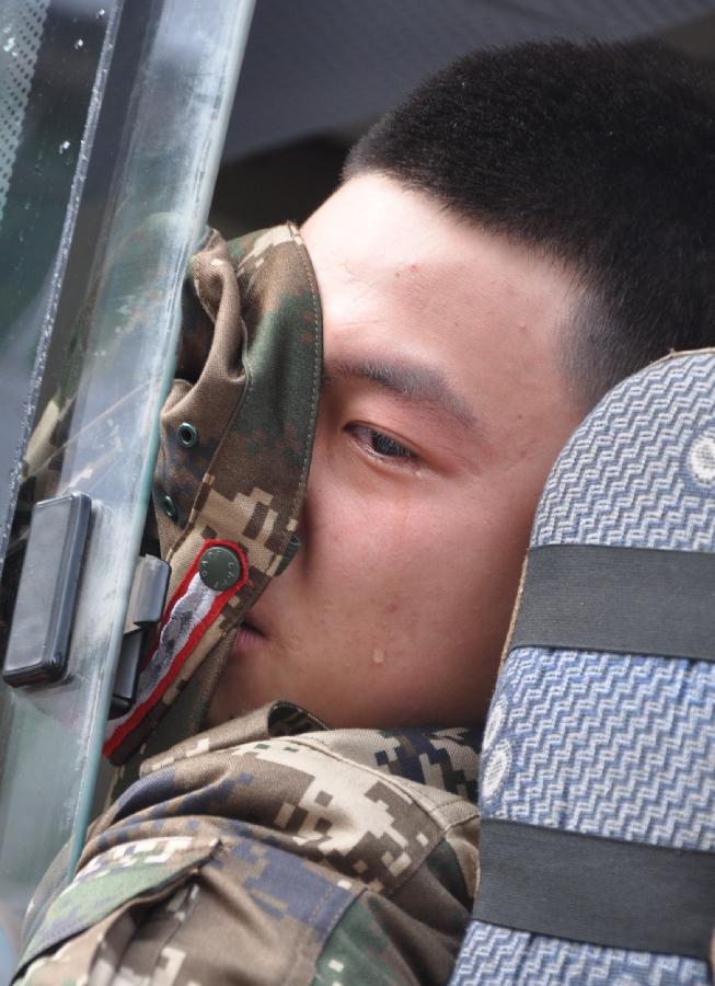 11月21日,四川省岳池縣一名將赴西藏服役的新兵淚別親人。當(dāng)日,四川省岳池縣首批27名新兵在親人的歡送下啟程赴西藏服役,提前適應(yīng)高原氣候環(huán)境和部隊(duì)生活,開(kāi)始他們保家衛(wèi)國(guó)的軍旅生涯。新華社發(fā)(胡佐斌 攝)