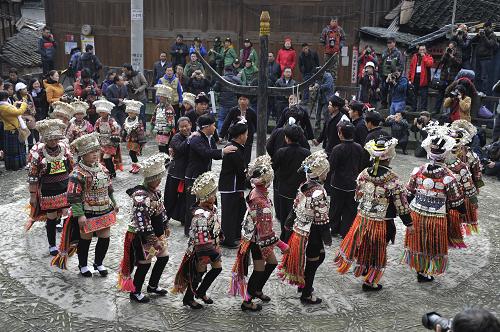 11月26日,苗族同胞身著盛裝跳起蘆笙舞,歡度新年。 當(dāng)日是苗歷新年的大年初一,貴州黔東南苗族侗族自治州雷山縣大塘鄉(xiāng)新橋村的村民們身著盛裝,載歌載舞,在“水上糧倉(cāng)”旁歡慶苗族新年。新橋村的“水上糧倉(cāng)”兼具防火、防鼠患、防蟲(chóng)蟻的特點(diǎn),曾被建筑專(zhuān)家譽(yù)為“罕見(jiàn)的建筑風(fēng)格,舉世無(wú)雙”。新華社記者 歐東衢 攝