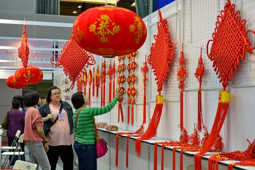 11月28日,在馬來(lái)西亞首都吉隆坡,顧客在博覽會(huì)上挑選商品。新華社發(fā)(張紋綜攝)