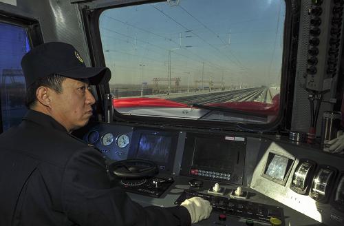 11月29日,57001次貨運列車駕駛員李師傅對列車進行最后的發(fā)車準備。新華社記者 江文耀 攝