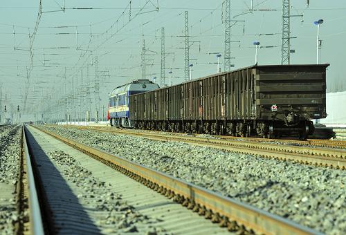 11月29日,57001次貨運列車緩緩駛離哈密南站向著羅布泊的方向行駛。新華社記者 江文耀 攝