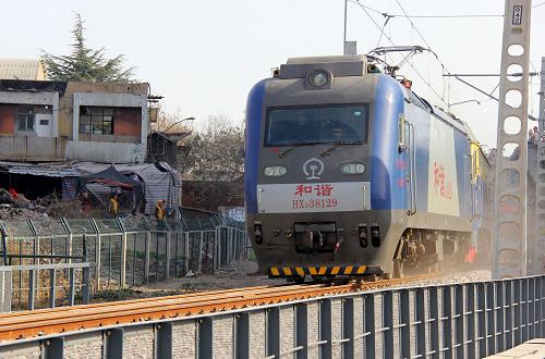11月29日,首次從臨沂朱保站發(fā)車(chē)的貨運(yùn)列車(chē)經(jīng)過(guò)棗莊市城區(qū)的棗臨鐵路線(xiàn)。當(dāng)日,山東省“四縱四橫”鐵路網(wǎng)重要組成部分的棗莊至臨沂鐵路今起開(kāi)始正式通車(chē)。2009年年初開(kāi)工建設(shè)的棗臨鐵路西起京滬線(xiàn)的棗莊市井亭站,東至臨沂朱保站與兗石鐵路相連,全長(zhǎng)119.51公里,全程共設(shè)11個(gè)車(chē)站。棗臨鐵路為國(guó)家II級(jí)單線(xiàn)電氣化客貨運(yùn)鐵路,線(xiàn)路標(biāo)準(zhǔn)為國(guó)鐵Ⅱ級(jí)、單線(xiàn)、全封閉電氣化鐵路,設(shè)計(jì)時(shí)速為120公里,以貨運(yùn)為主,兼營(yíng)客運(yùn)。新華社發(fā)(孫中喆 攝)