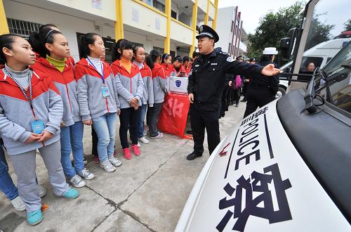 11月30日,廣西融安縣初級(jí)中學(xué)的學(xué)生們?cè)诹私舛喙δ芫醚策壾嚒P氯A社發(fā)(譚凱興 攝)