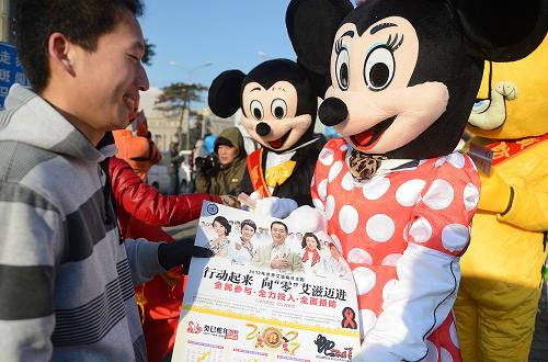 12月1日,志愿者身著卡通服裝向路人發(fā)放艾滋病預(yù)防宣傳單。 當(dāng)日是世界艾滋病日。吉林省衛(wèi)生部門(mén)在長(zhǎng)春市人民廣場(chǎng)開(kāi)展以“行動(dòng)起來(lái),向‘零’艾滋邁進(jìn)”為主題的防治艾滋病宣傳活動(dòng),向群眾普及艾滋病防治知識(shí)。 新華社記者林宏攝