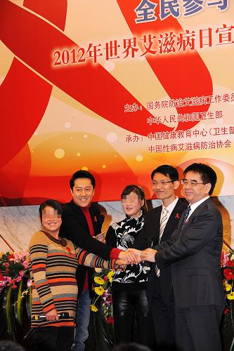 12月1日,衛(wèi)生部預防艾滋病宣傳員蔡國慶(左二)等與艾滋病感染者楠楠(左一)、阿霞(左三)參加世界艾滋病日宣傳活動。新華社記者何俊昌攝