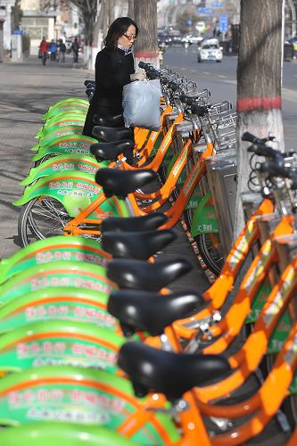 12月5日,一位市民從太原市一處公共自行車租賃點(diǎn)取車。新華社記者 詹彥 攝