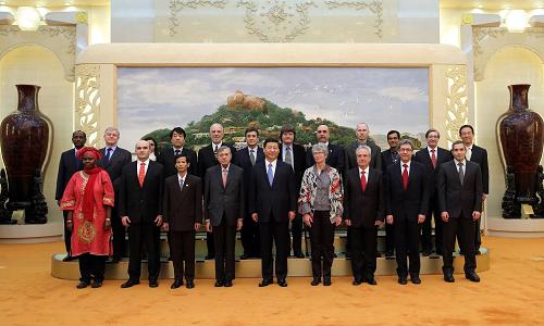 12月5日,中共中央總書記習(xí)近平在北京人民大會堂與在華工作的外國專家親切座談。這是習(xí)近平與外國專家合影。新華社記者 蘭紅光 攝